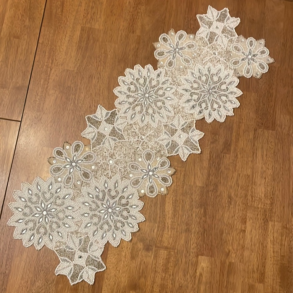 NWT Kohl’s Beaded snowflake table runner 13 x 36 inches. Satin backed.